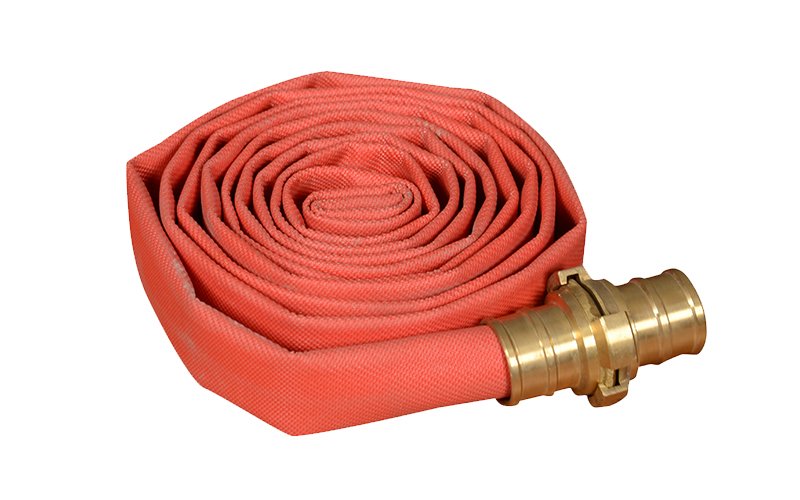 Katlanmış kırmızı yangın hortumu ve pirinç rekor